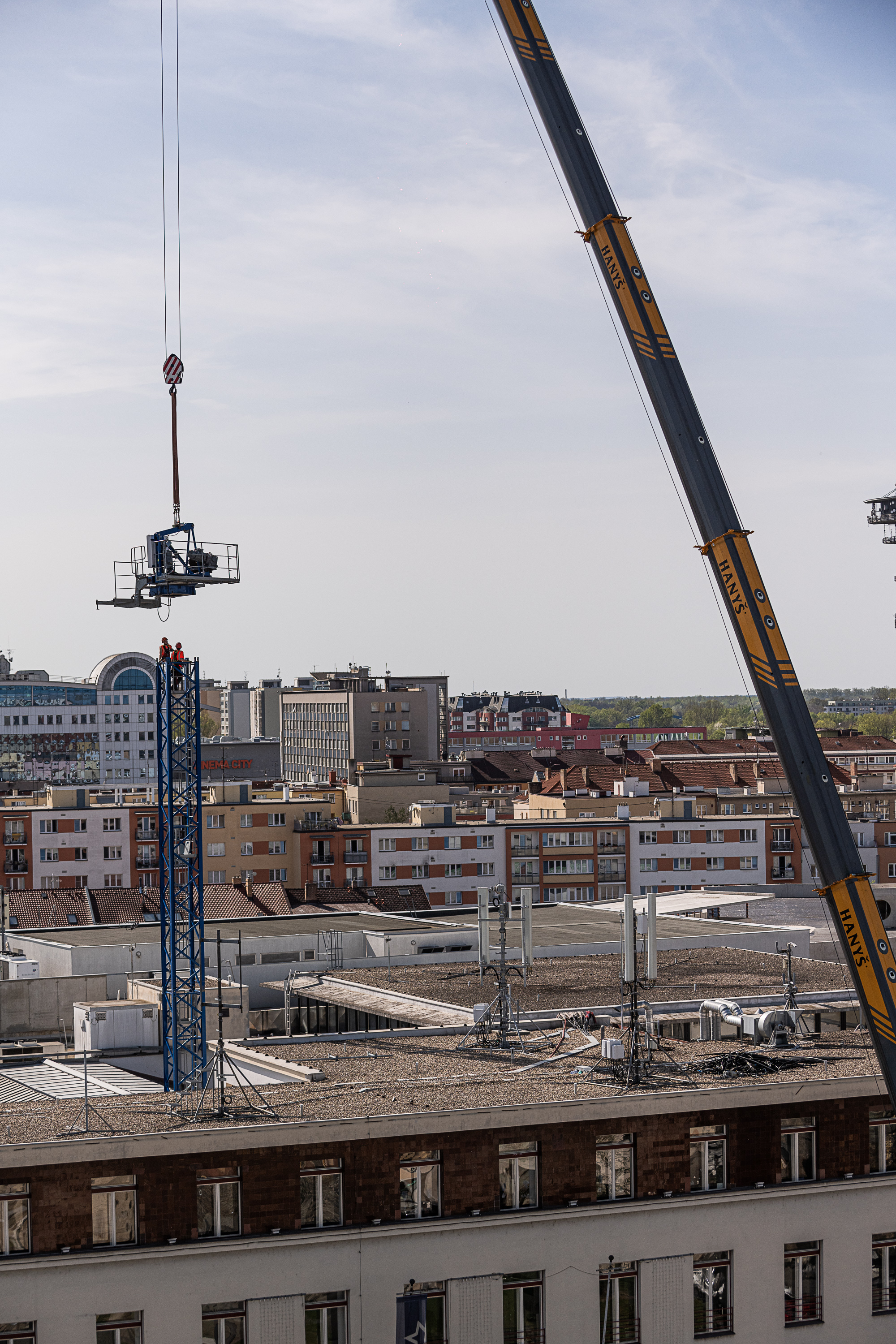 Uprostřed Grandu stojí jeřáb