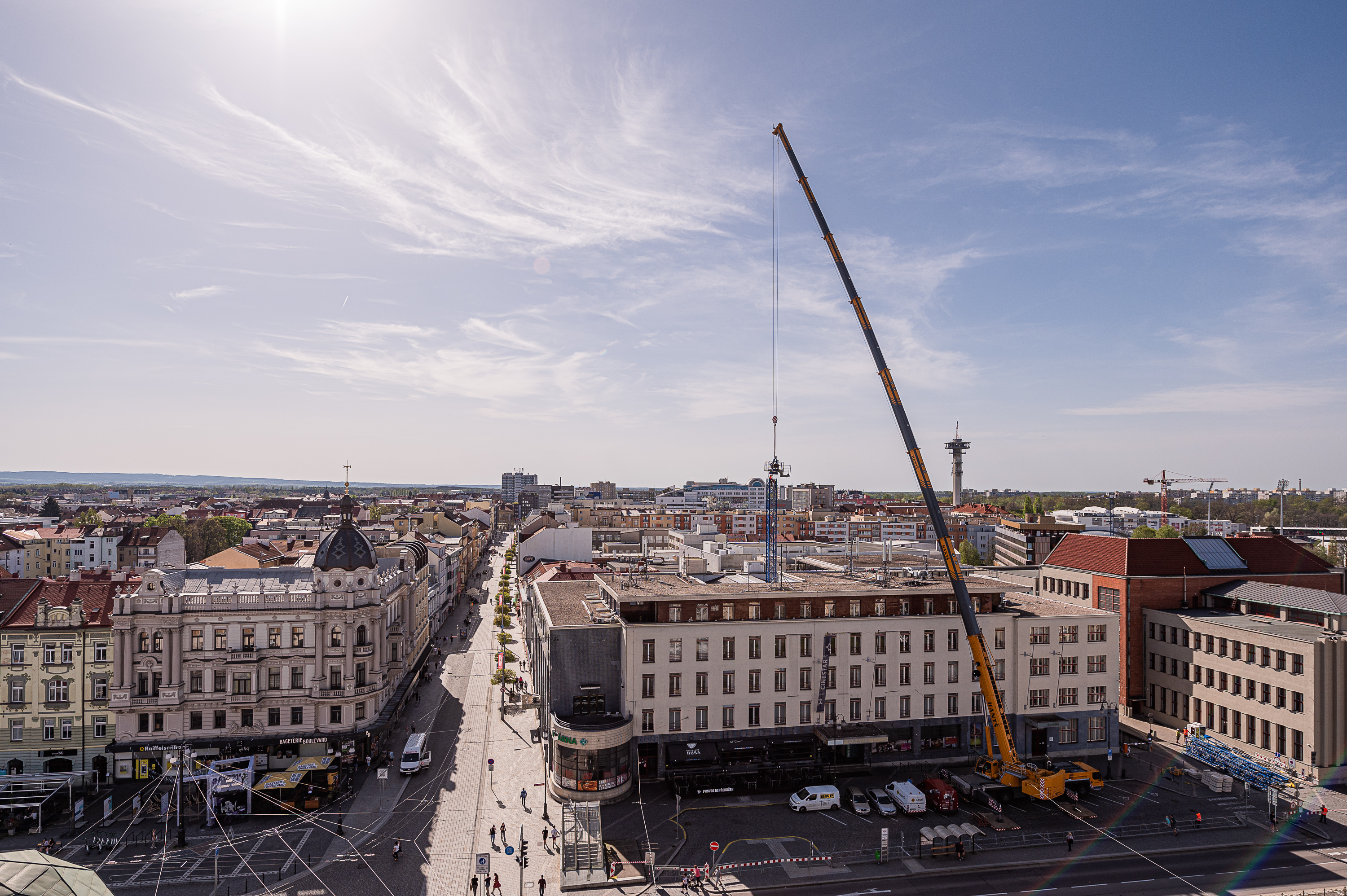 Uprostřed Grandu stojí jeřáb