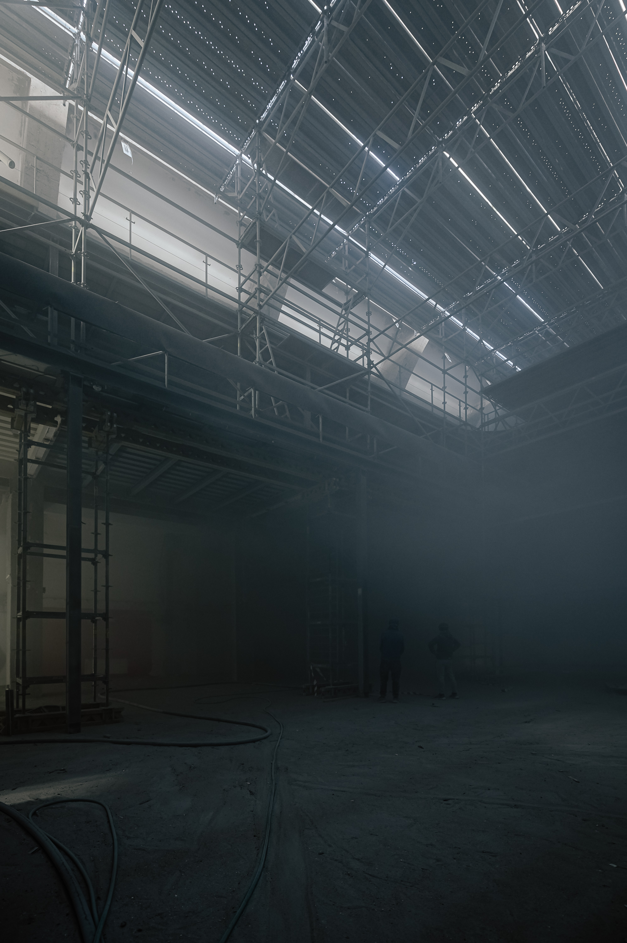 Demolice uvnitř Pardubického Grandu. Dělníci odhalují betonovou kostru