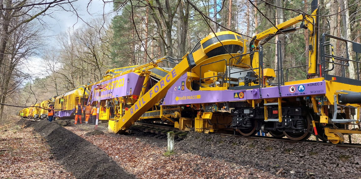 Čistička štěrkového lože v akci!